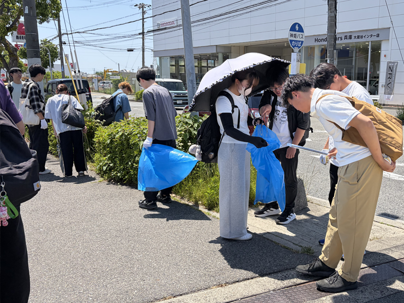 有瀬キャンパス周辺でごみを拾う課外活動団体の学生